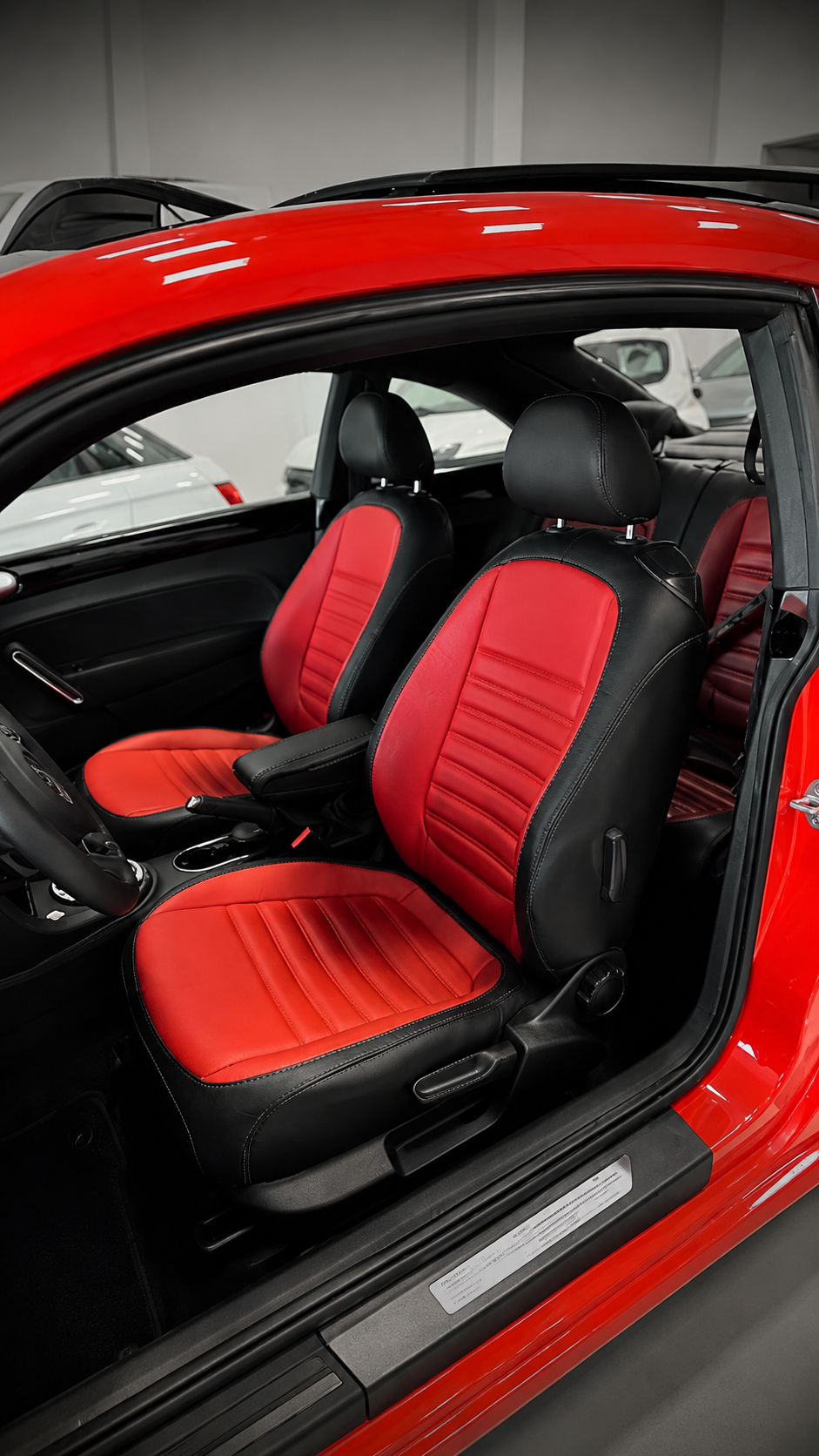 Beetle · Bancos em couro vermelho